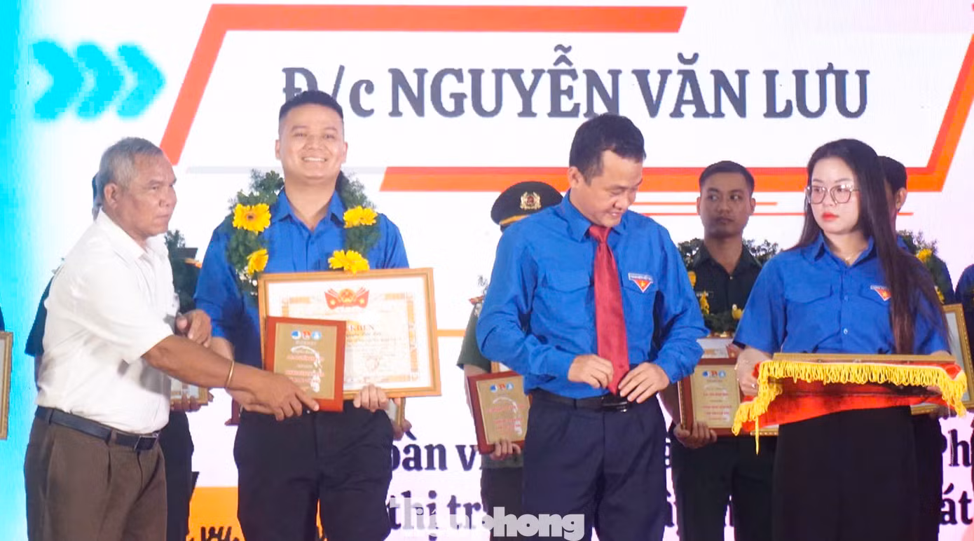 Tuyên dương các gương thanh niên tiên tiến làm theo lời Bác. Ảnh: Trương Định