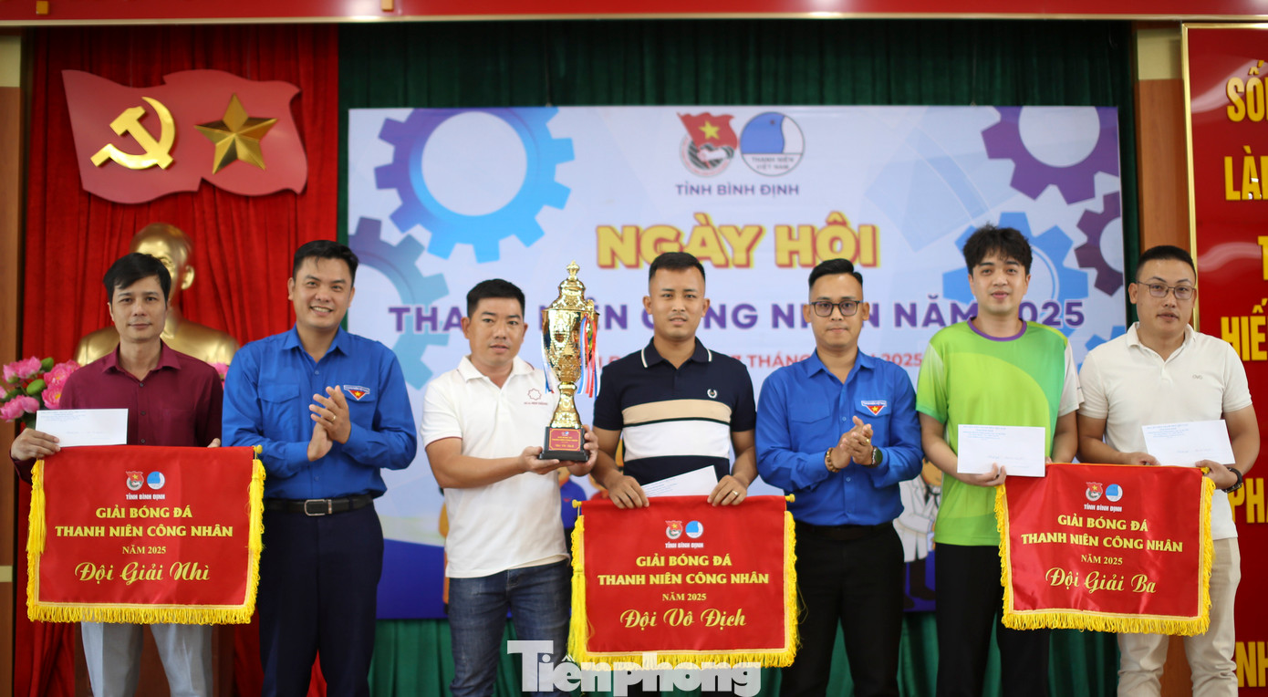 Trao thưởng cho các đội tham Giải bóng đá thanh niên công nhân năm 2025. Ảnh: Trương Định