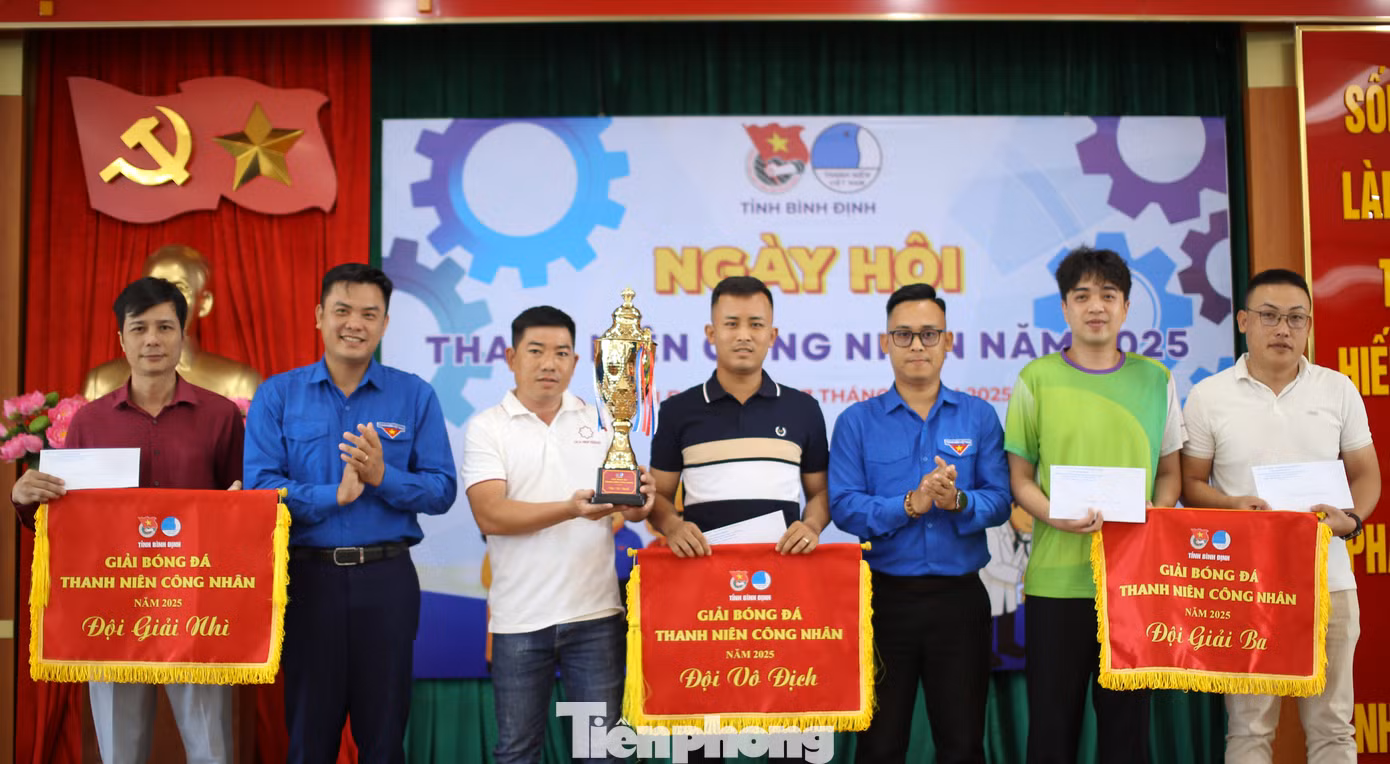 Trao thưởng cho các đội tham Giải bóng đá thanh niên công nhân năm 2025. Ảnh: Trương Định