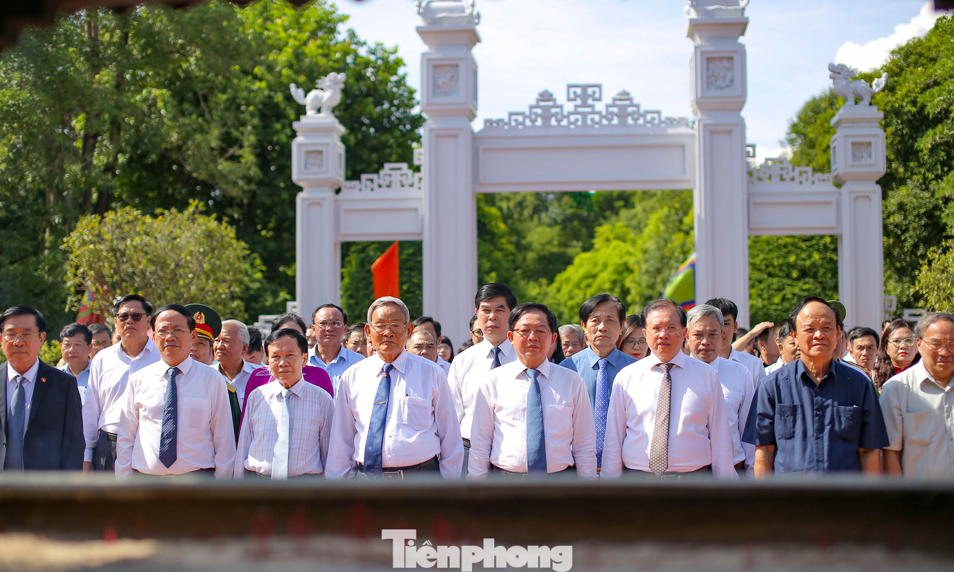 Lãnh đạo tỉnh Bình Định cùng lãnh đạo Bộ Văn hóa, Thể thao và Du lịch dự lễ kỷ niệm ngày mất của Hoàng đế Quang Trung. Ảnh: Trương Định.