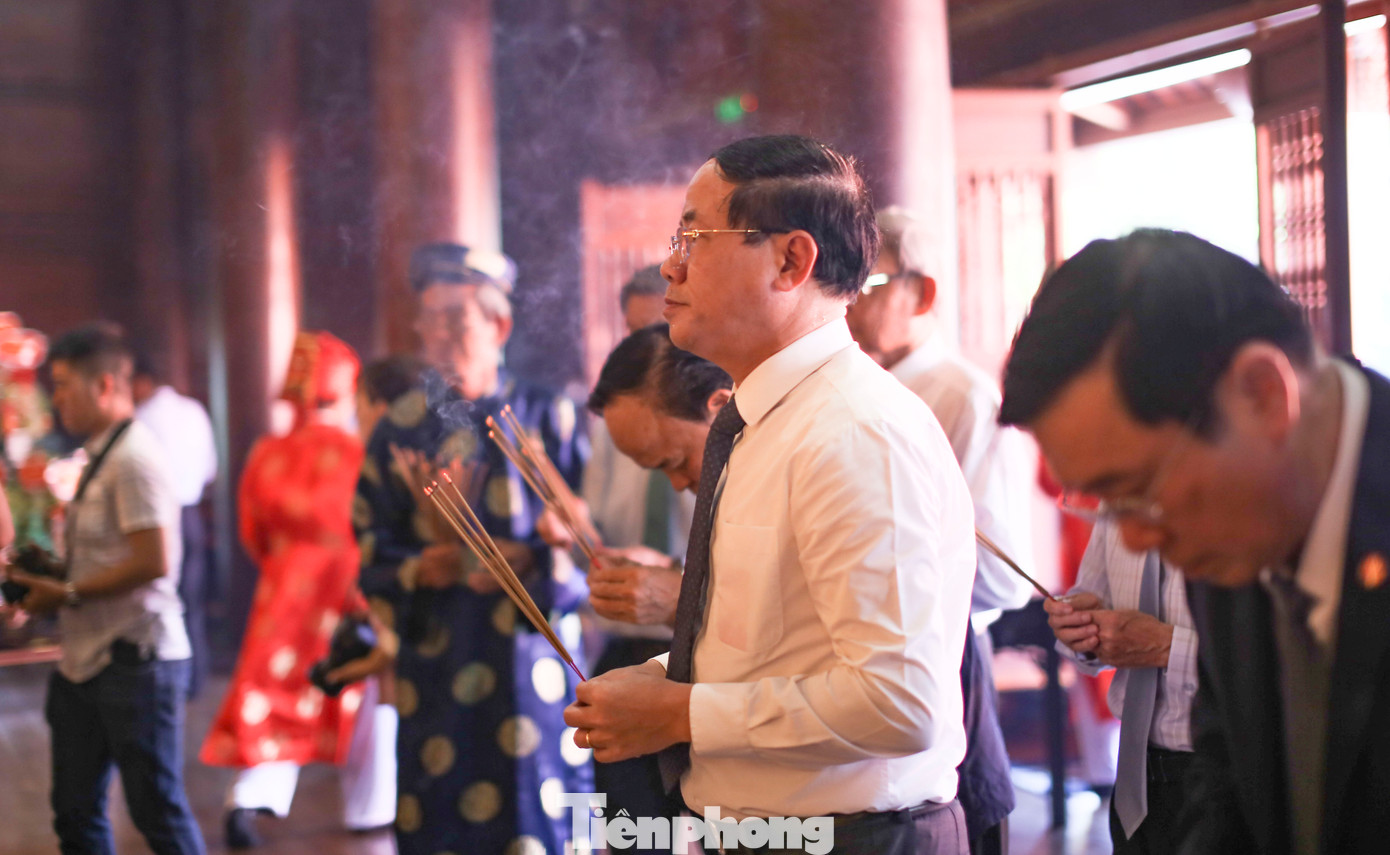 Ông Phạm Anh Tuấn - Chủ tịch UBND tỉnh Bình Định dâng hương tại điện thờ. Ảnh: Trương Định.