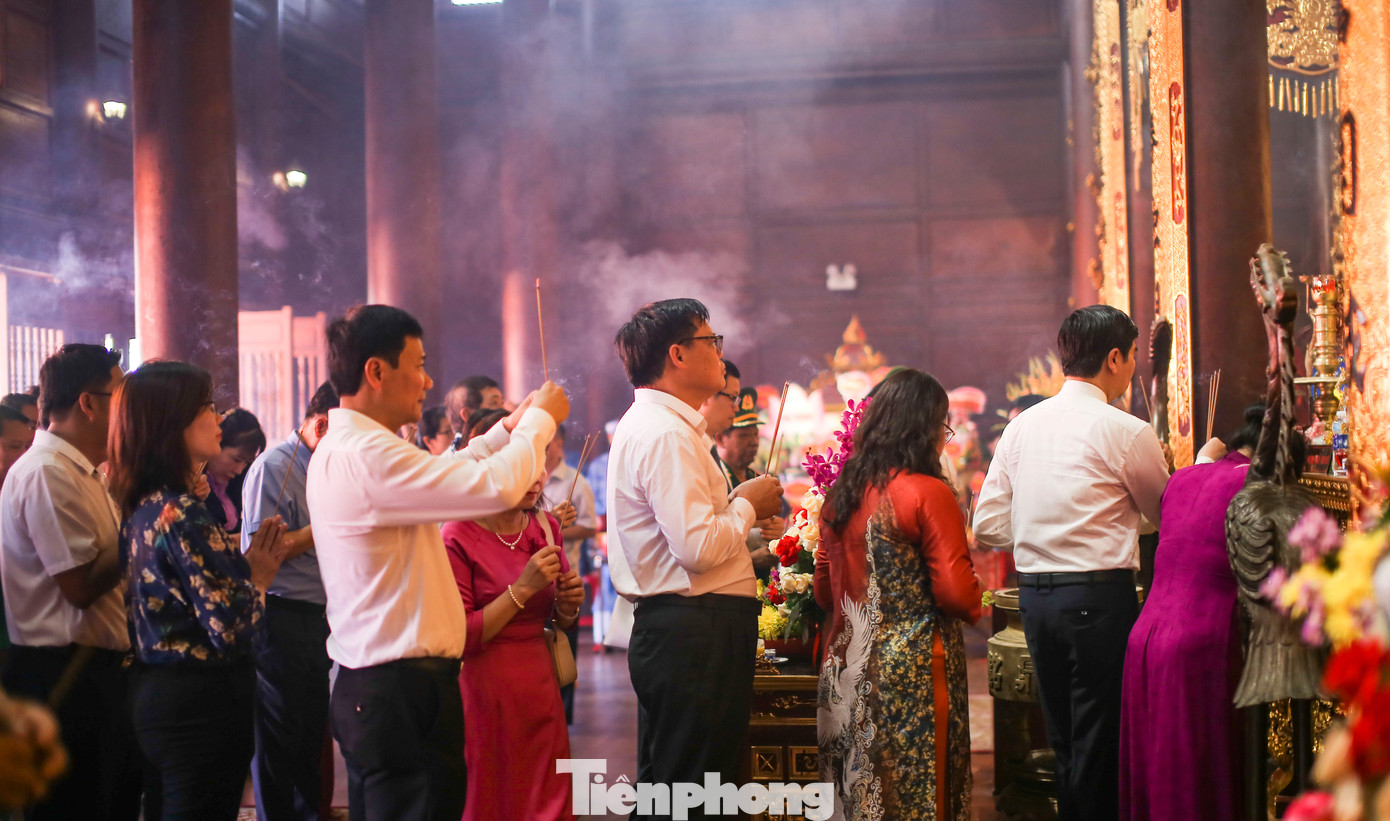 Dâng hương tưởng nhớ 3 anh hùng dân tộc. Ảnh: Trương Định.