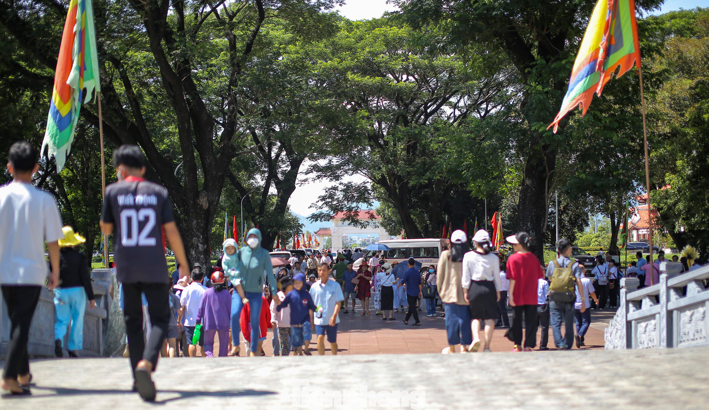 Người dân, du khách dự lễ giỗ 232 năm ngày mất của Hoàng đế Quang Trung. Ảnh: Trương Định.