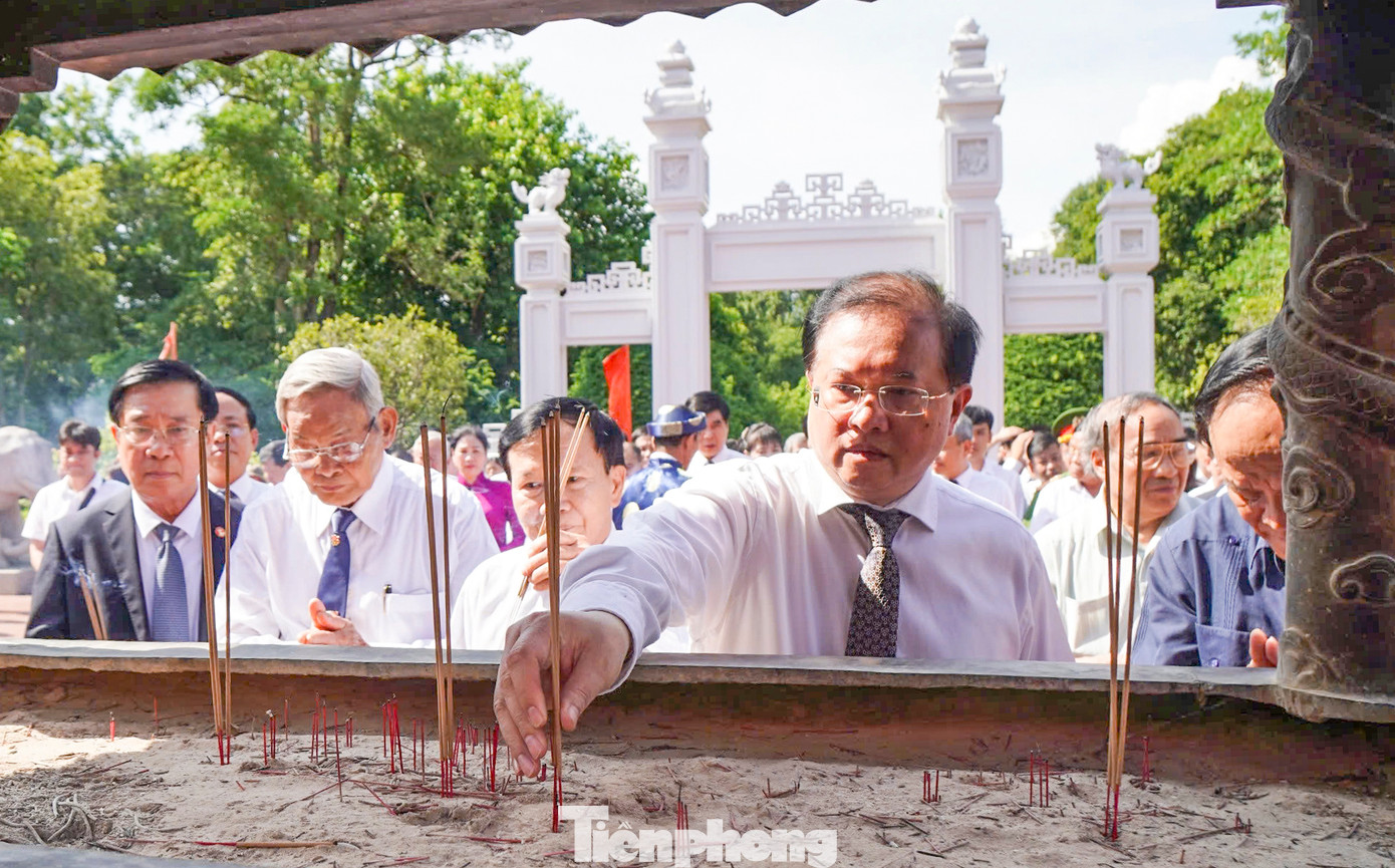 Thứ trưởng Bộ Văn hóa, Thể thao và Du lịch Tạ Quang Đông dâng hương tại Bảo tàng Quang Trung. Ảnh: Trương Định.