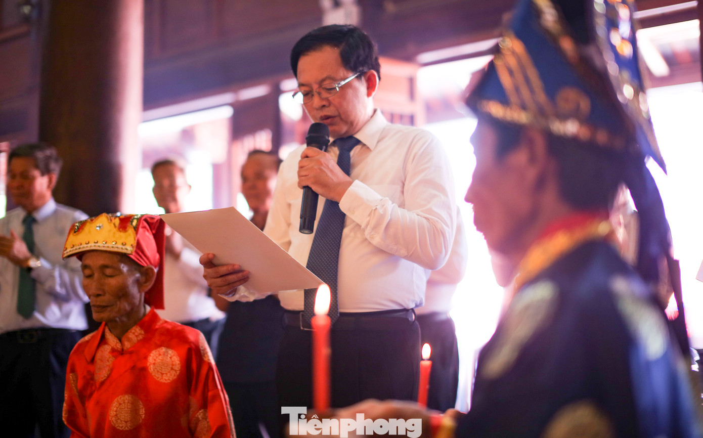 Ông Hồ Quốc Dũng - Bí thư Tỉnh ủy Bình Định đọc văn khấn cúng Hoàng đế Quang Trung. Ảnh: Trương Định.