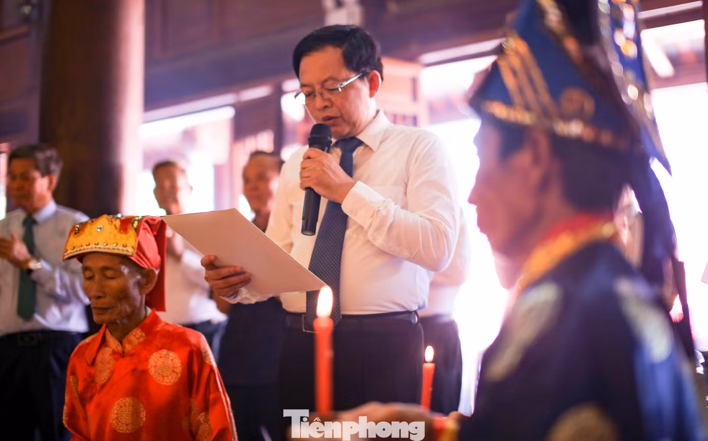 Ông Hồ Quốc Dũng - Bí thư Tỉnh ủy Bình Định đọc văn khấn cúng Hoàng đế Quang Trung. Ảnh: Trương Định.
