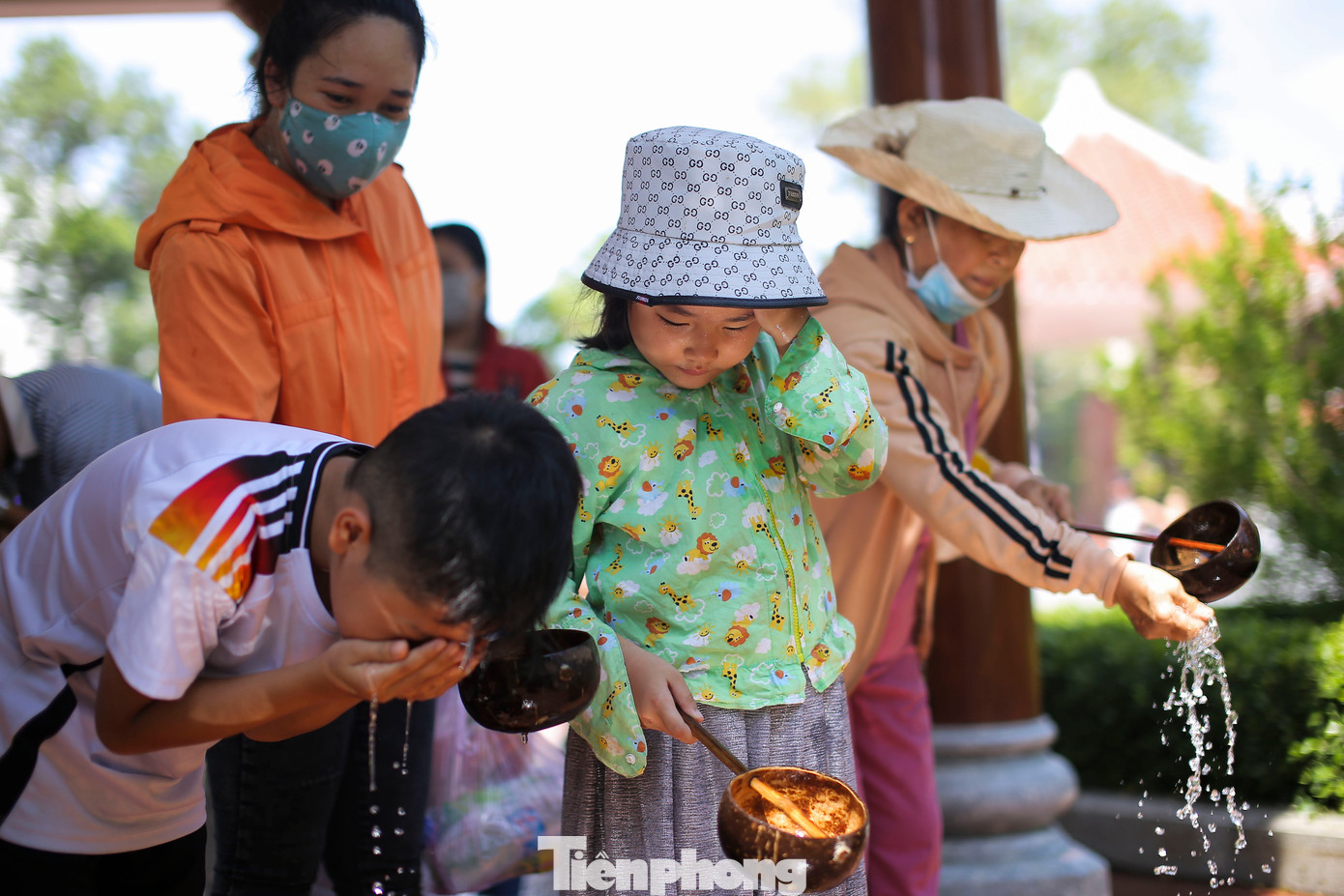Người dân lấy nước ở giếng cổ nhà Tây Sơn để uống, rửa mặt cầu mong những điều bình an. Ảnh: Trương Định.