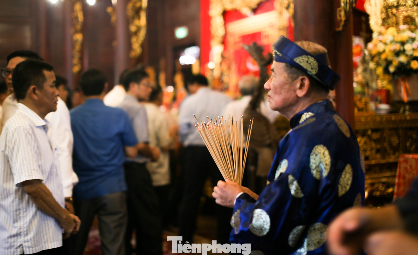 Dâng hương tưởng nhớ 3 anh hùng dân tộc. Ảnh: Trương Định.