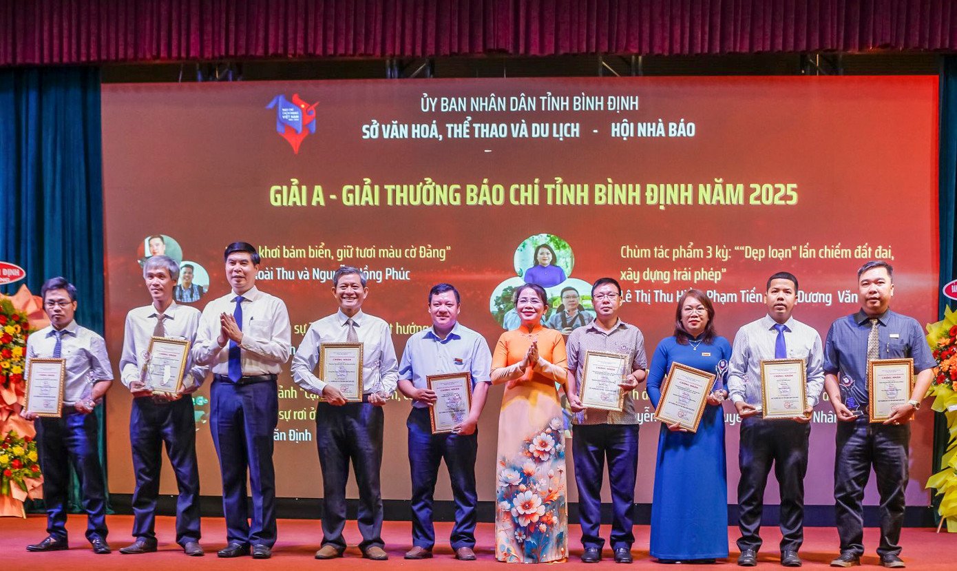 Trưởng Ban Tuyên giáo và Dân vận Tỉnh ủy Bình Định Nguyễn Thị Phong Vũ và Phó Chủ tịch UBND tỉnh Lâm Hải Giang trao giải A cho các tác giả đạt giải. Trưởng Ban Tuyên giáo và Dân vận Tỉnh ủy Bình Định Nguyễn Thị Phong Vũ và Phó Chủ tịch UBND tỉnh Lâm Hải Giang trao giải A cho các tác giả đạt giải.