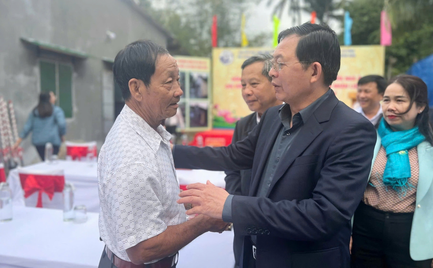 Bí thư Tỉnh ủy Bình Định chia sẻ, những năm qua, chủ trương của tỉnh là cùng với phát triển kinh tế phải quan tâm tới an sinh xã hội. Bí thư Tỉnh ủy Bình Định chia sẻ, những năm qua, chủ trương của tỉnh là cùng với phát triển kinh tế phải quan tâm tới an sinh xã hội.