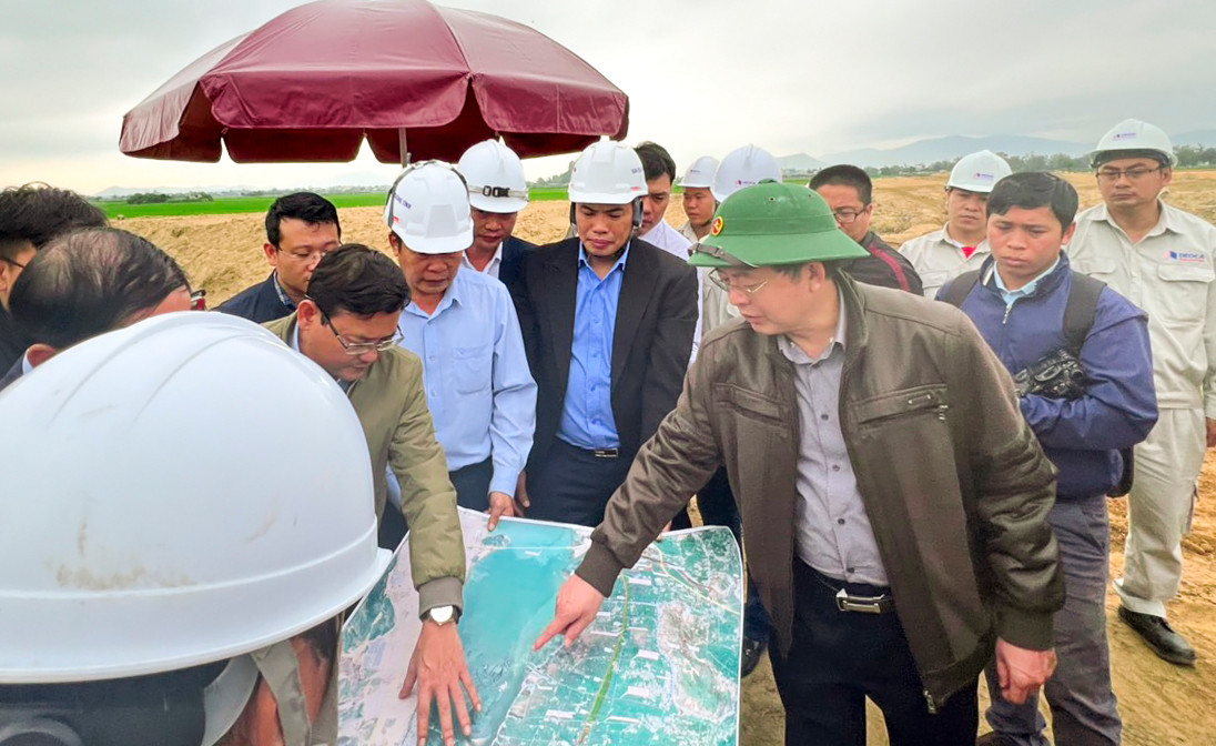 Lãnh đạo Tỉnh ủy, UBND tỉnh Bình Định kiểm tra các công trình giao thông trọng điểm.