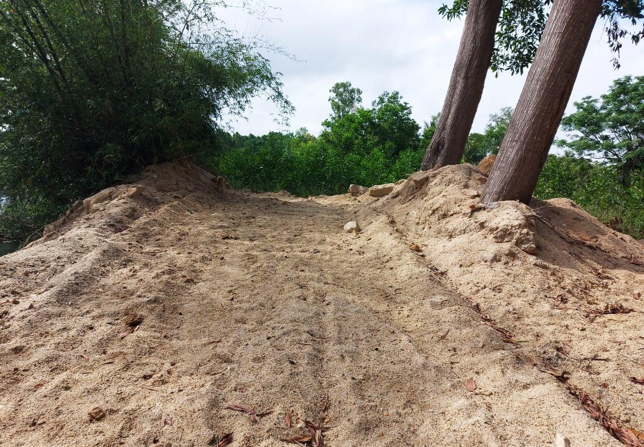 Con đường vào khu vực suối Lỗ Lùng được đắp bằng cát