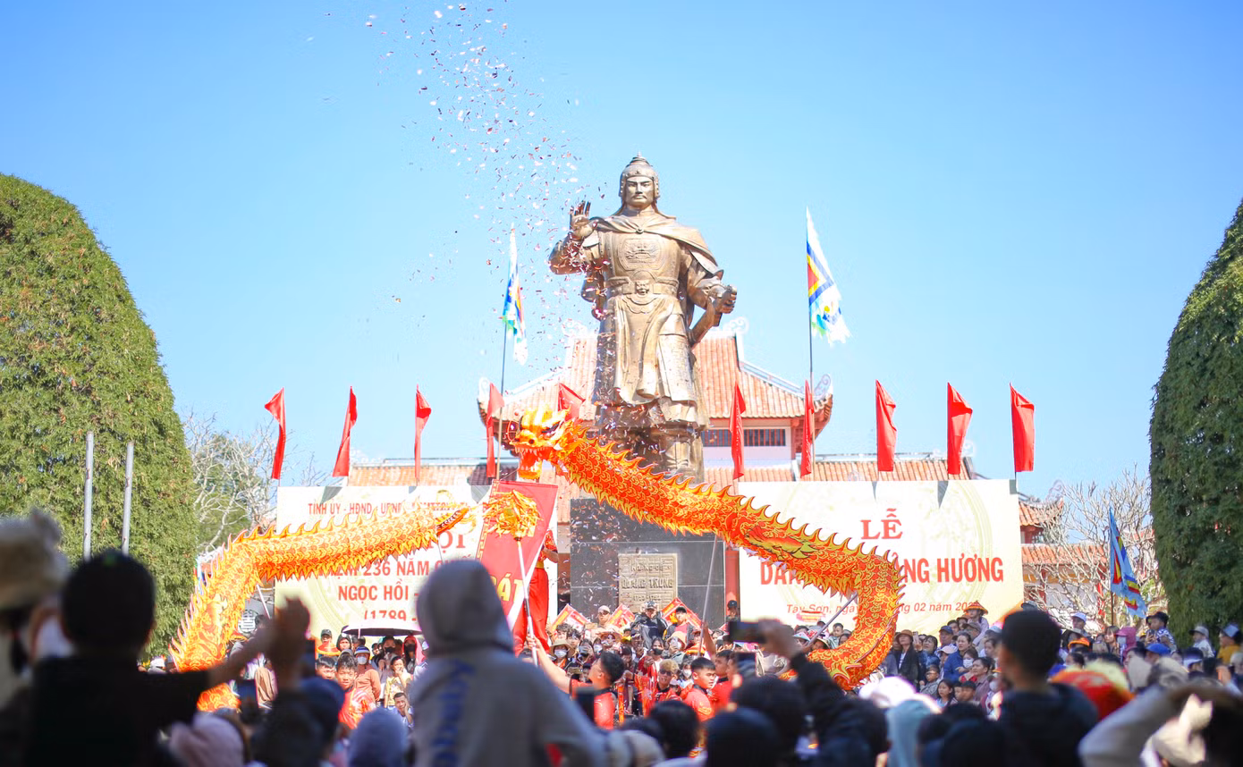 Vào mùa xuân năm Kỷ Dậu (1789), nghĩa quân Tây Sơn, dưới sự chỉ huy tài tình với khí thế bách chiến bách thắng của Hoàng đế Quang Trung - Nguyễn Huệ đã tiến công thần tốc, đánh tan 29 vạn quân Thanh giải phóng kinh thành Thăng Long. Chiến thắng Ngọc Hồi - Đống Đa là bản anh hùng ca bất hủ trong lịch sử đấu tranh, dựng nước và giữ nước vĩ đại của dân tộc Việt Nam. Ảnh: Trương Định