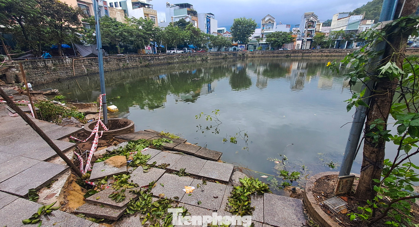 Vỉa hè bị sụt lún. Ảnh: Trương Định