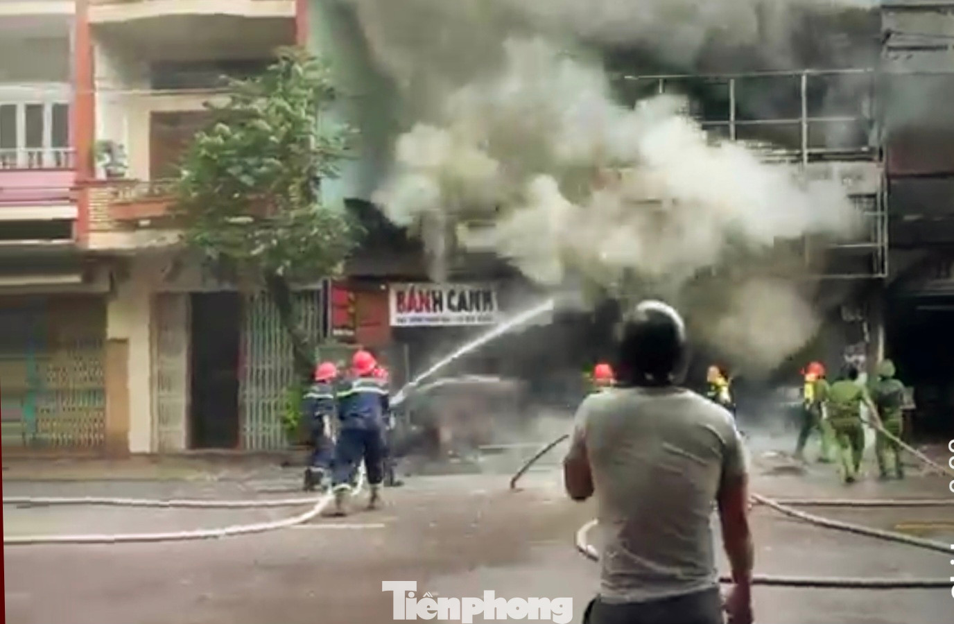 Nhận được tin báo, lực lượng PCCC và CNCH - Công an tỉnh Bình Định được huy động đến hiện trường triển khai công tác chữa cháy. Ảnh: N.Q