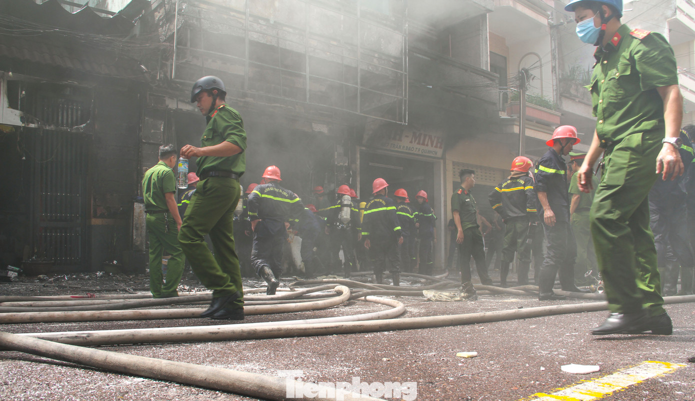 Phòng Cảnh sát PCCC và CNCH – Công an tỉnh Bình Định đã xuất 1 xe chỉ huy, 5 xe chữa cháy, 1 xe bồn chữa cháy, 1 xe chở quân, 1 xe CNCH, 1 xe thang và 1 xe cứu thương cùng 140 cán bộ chiến sĩ nhanh chóng đến hiện trường tham gia cứu chữa. Ảnh: Trương Định