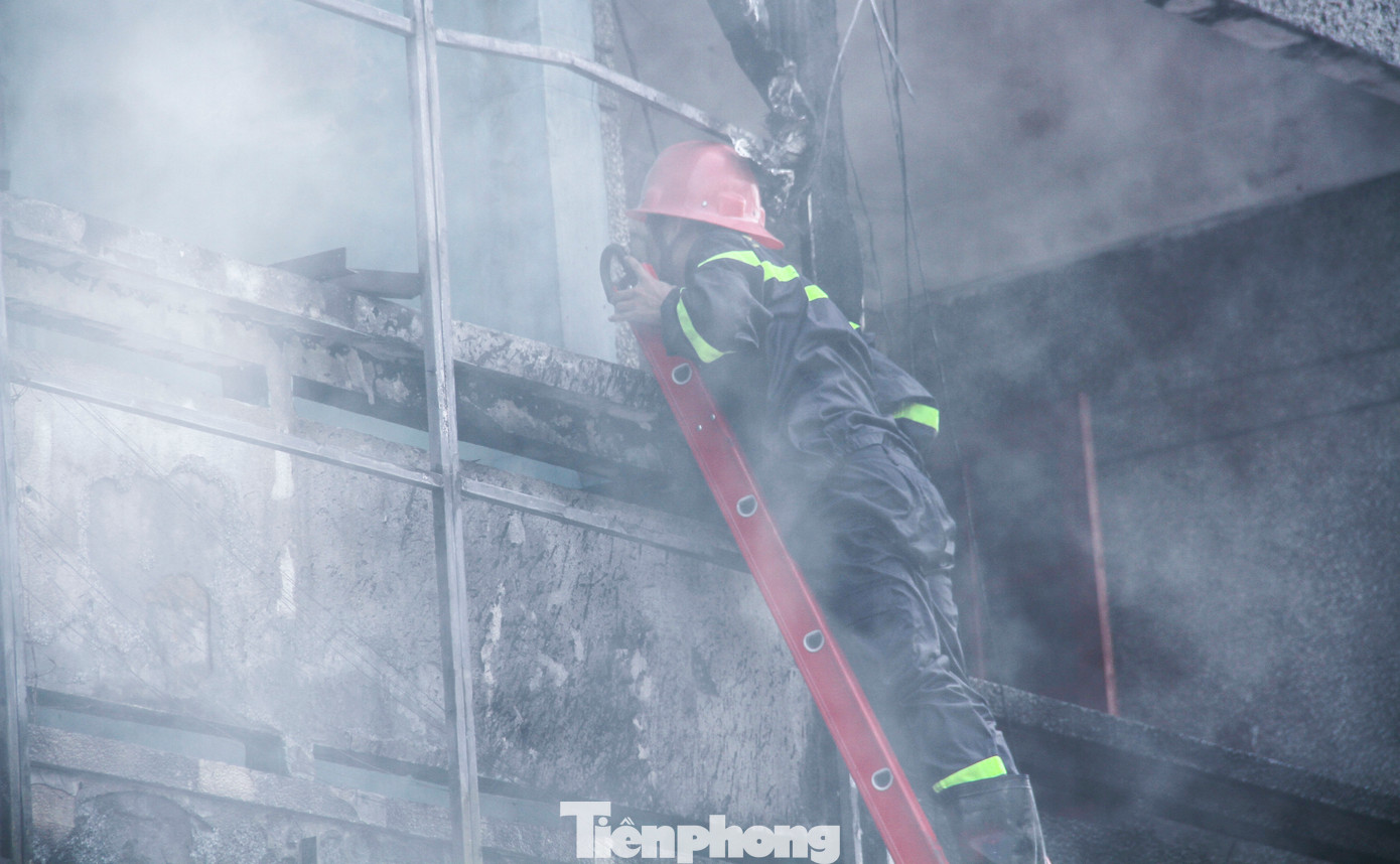 Theo ghi nhận của PV, ngôi nhà xảy ra cháy cao 3 tầng, theo người dân khu vực, cửa hàng chủ yếu bán chăn ga gối nệm. Ảnh: Trương Định