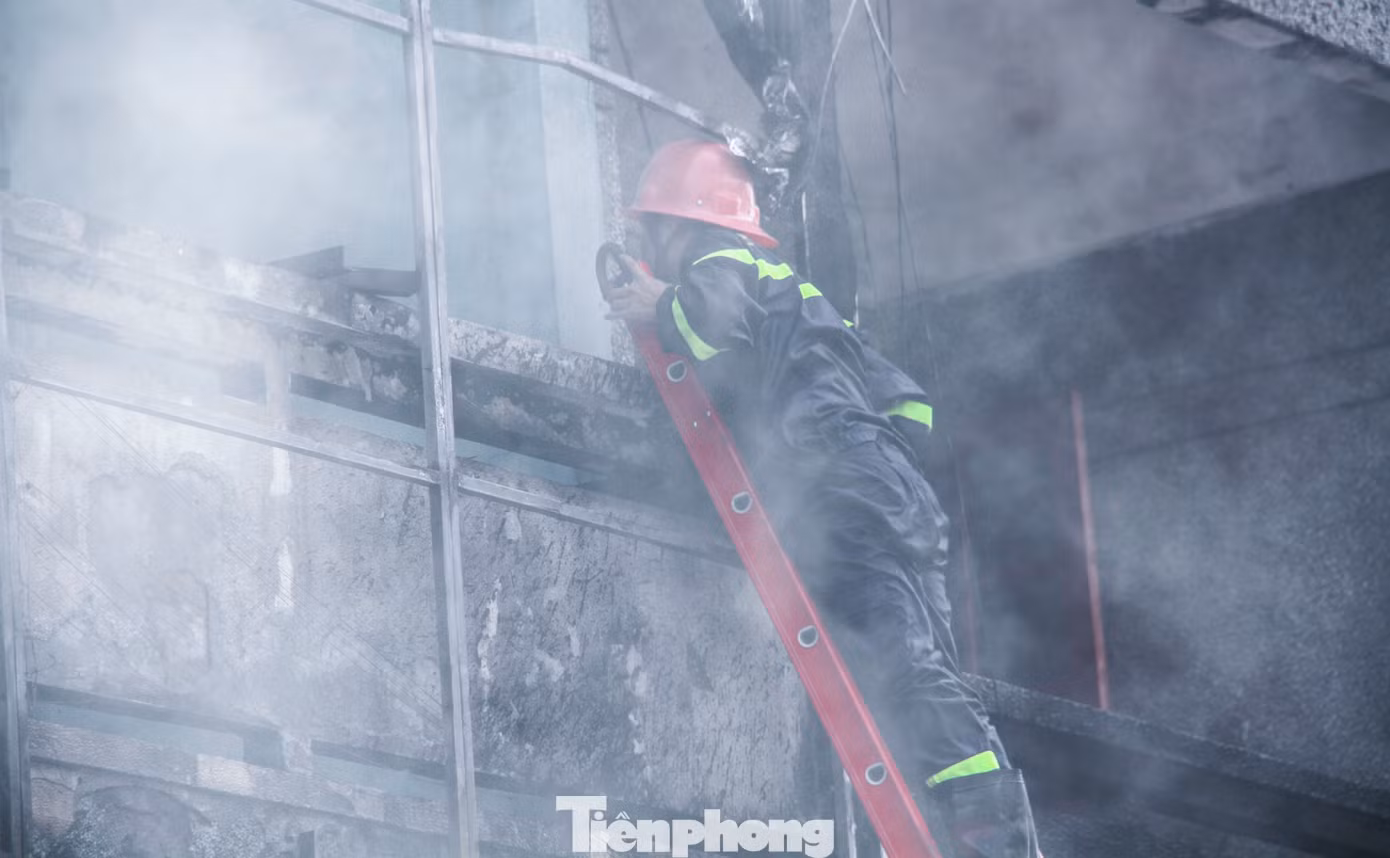 Theo ghi nhận của PV, ngôi nhà xảy ra cháy cao 3 tầng, theo người dân khu vực, cửa hàng chủ yếu bán chăn ga gối nệm. Ảnh: Trương Định