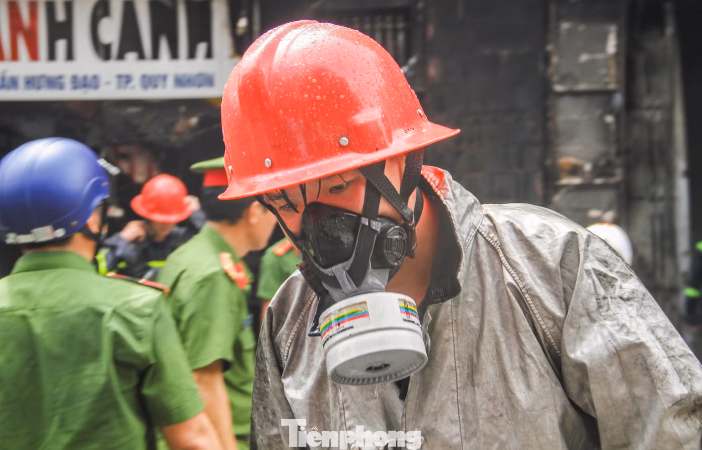 Công tác chữa cháy được triển khai khẩn trương. Ảnh: Trương Định