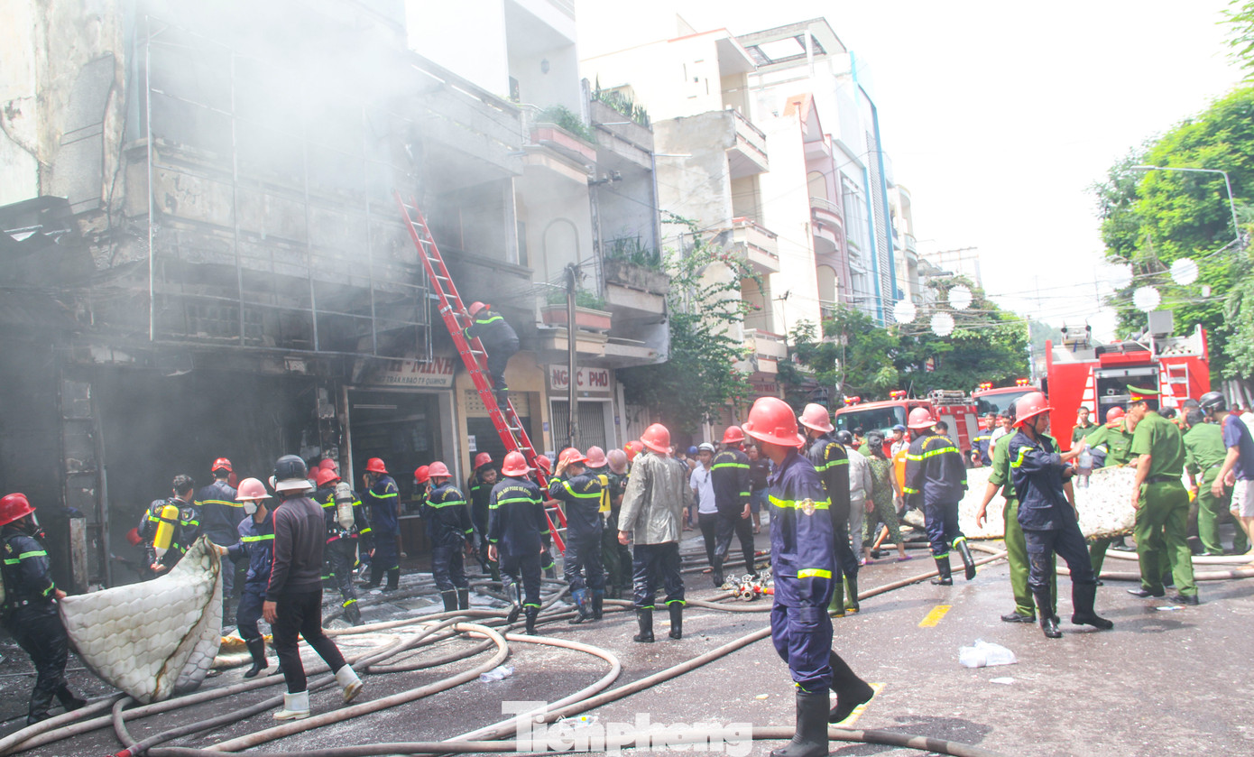 Đến khoảng 11h15 phút, đám cháy cơ bản được khống chế. Vụ cháy không có thiệt hại về người. Hiện, nguyên nhân đang được cơ quan chức năng điều tra làm rõ. Ảnh: Trương Định