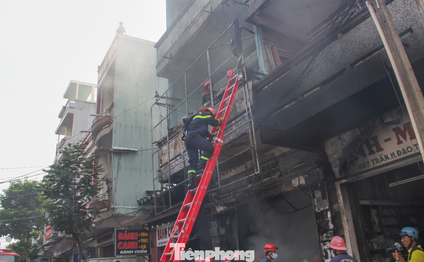 Ngọn lửa cháy xém sang 2 ngôi nhà liền kề. Ảnh Trương Định