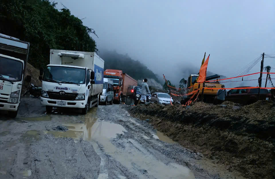 Đến đầu giờ chiều ngày 12/12, giao thông qua khu vực vẫn còn bị ách tắc.