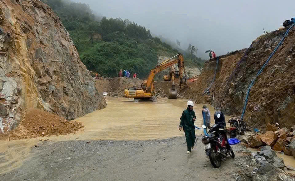 Đoạn bị sạt lở, ngập nước.