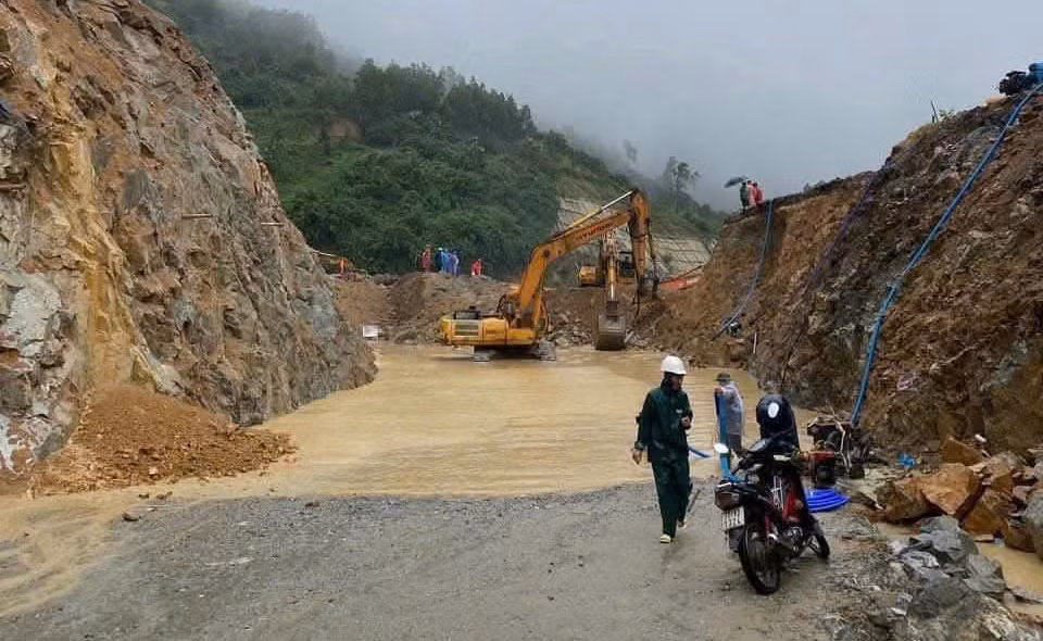 Đoạn bị sạt lở, ngập nước.
