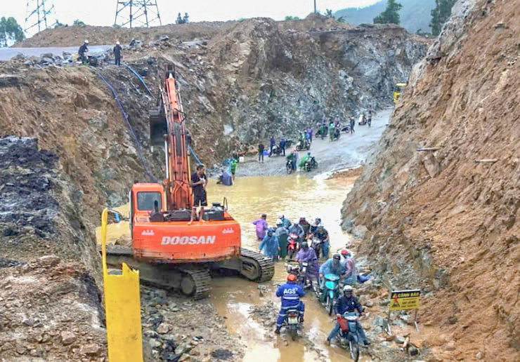 Giao thông qua khu vực đèo An Khê bị ách tắc.