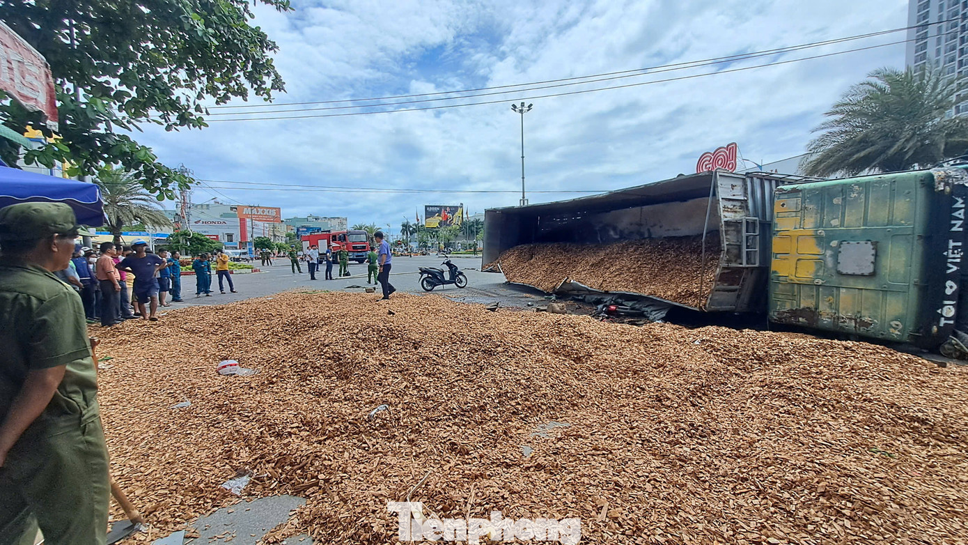 Dăm gỗ trên xe đổ tràn ra đường. Ảnh: Trương Định