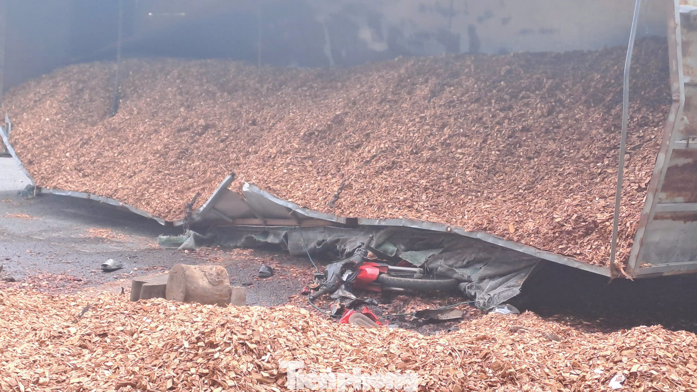 Chiếc xe máy bị đè nát bét. Ảnh: Trương Định