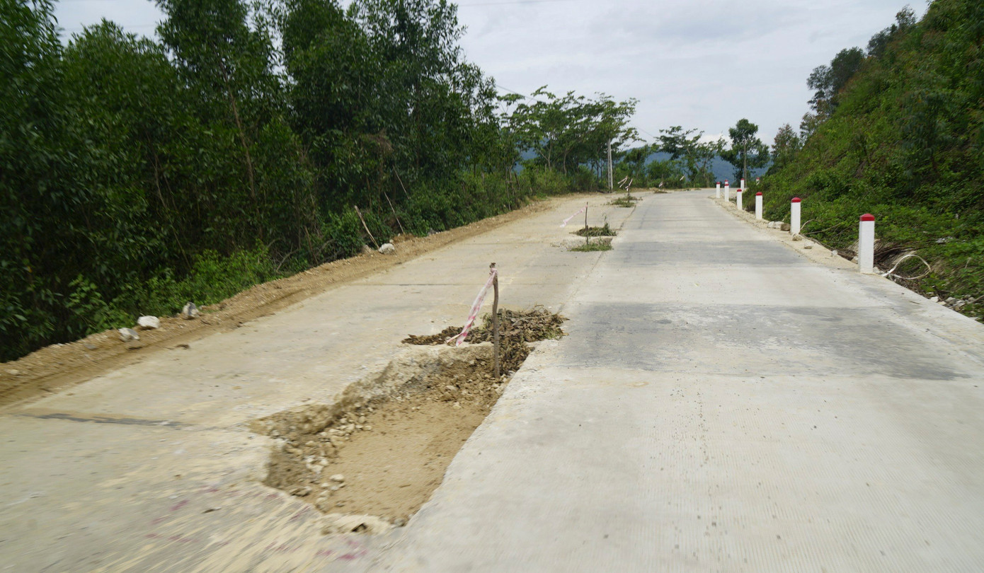 Một bên đường bị đào lên để làm lại. Ảnh: Đ.X