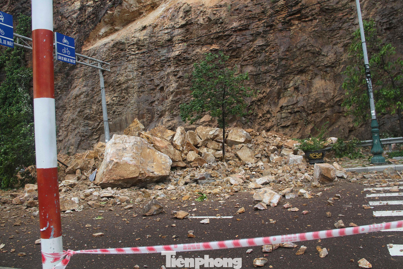 Sạt lở đã khiến 3 người đang đi trên đường bị thương.