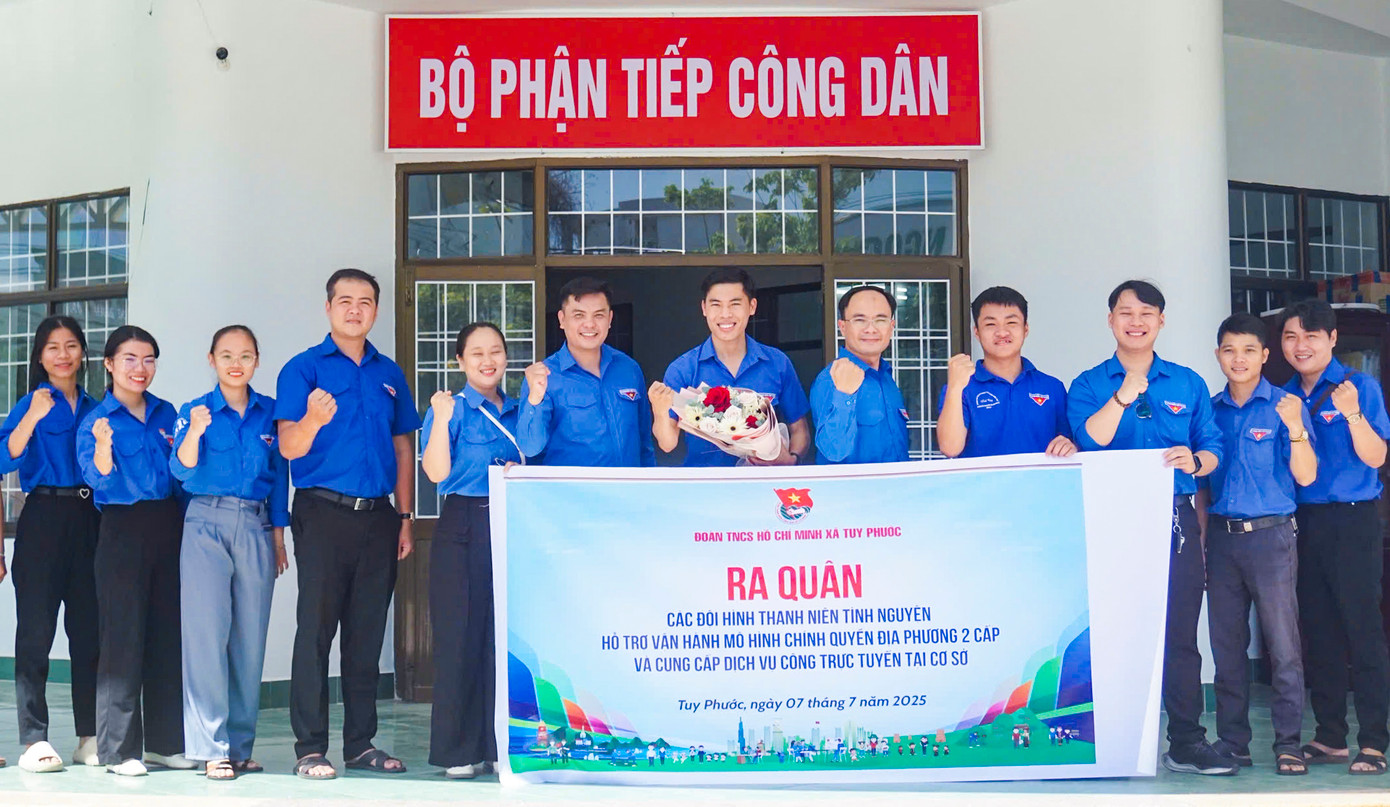 Thăm, động viên các đội hình thanh niên tình nguyện.