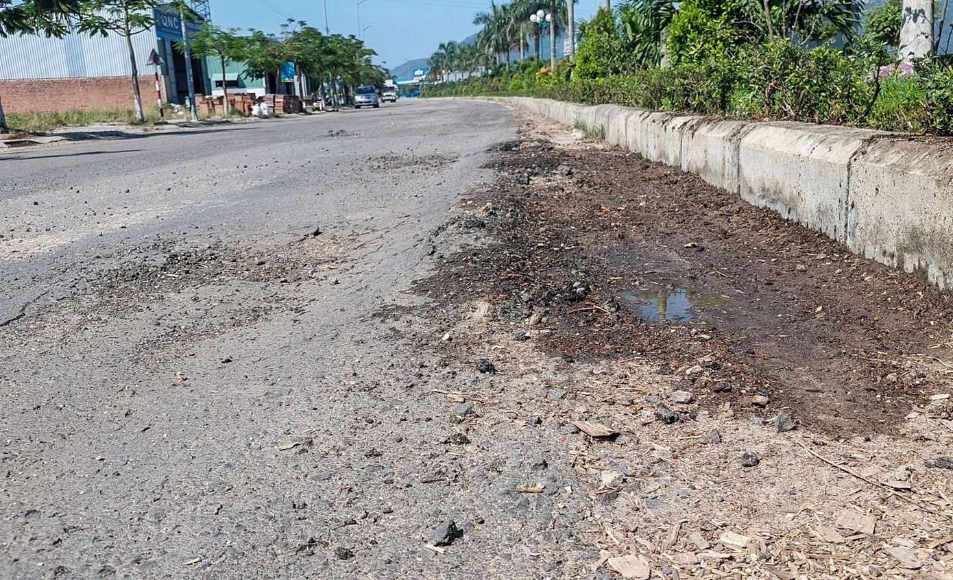 Lãnh đạo Sở GTVT tỉnh Bình Định cho biết, dự kiến thứ 5 tuần này sẽ họp lại với các đơn vị liên quan để đánh giá tình trạng hư hỏng và đưa ra giải pháp khắc phục triệt để. Lãnh đạo Sở GTVT tỉnh Bình Định cho biết, dự kiến thứ 5 tuần này sẽ họp lại với các đơn vị liên quan để đánh giá tình trạng hư hỏng và đưa ra giải pháp khắc phục triệt để.