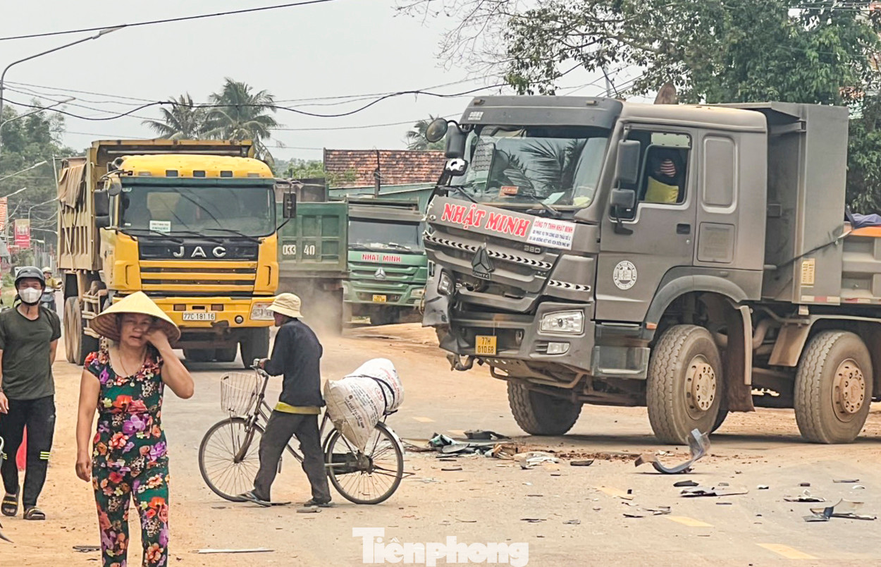 Một vụ TNGT liên quan đến xe chở vật liệu thi công các công trình ở huyện Phù Mỹ. (Ảnh: A.D)