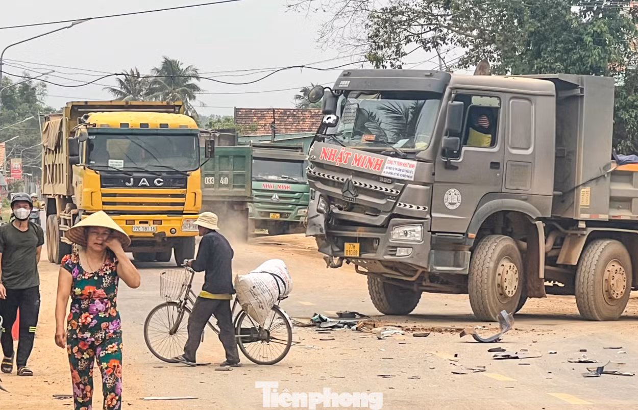 Một vụ TNGT liên quan đến xe chở vật liệu thi công các công trình ở huyện Phù Mỹ. (Ảnh: A.D)