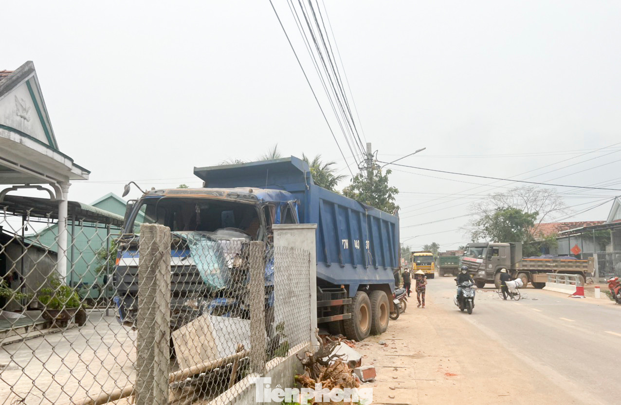 Xe ben chở vật liệu chạy ẩu đâm thẳng vào nhà dân. (Ảnh: A.D)