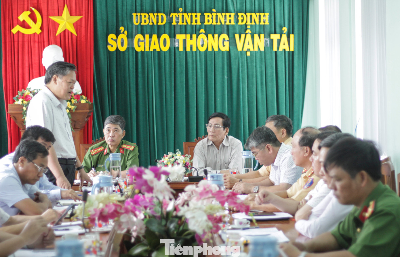 Chủ tịch UBND huyện Phù Mỹ Lê Văn Lịch phát biểu tại cuộc họp. (Ảnh: T.Đ)