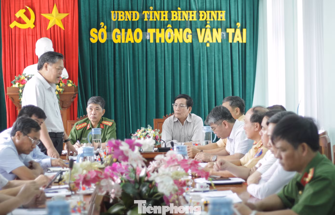 Chủ tịch UBND huyện Phù Mỹ Lê Văn Lịch phát biểu tại cuộc họp. (Ảnh: T.Đ)
