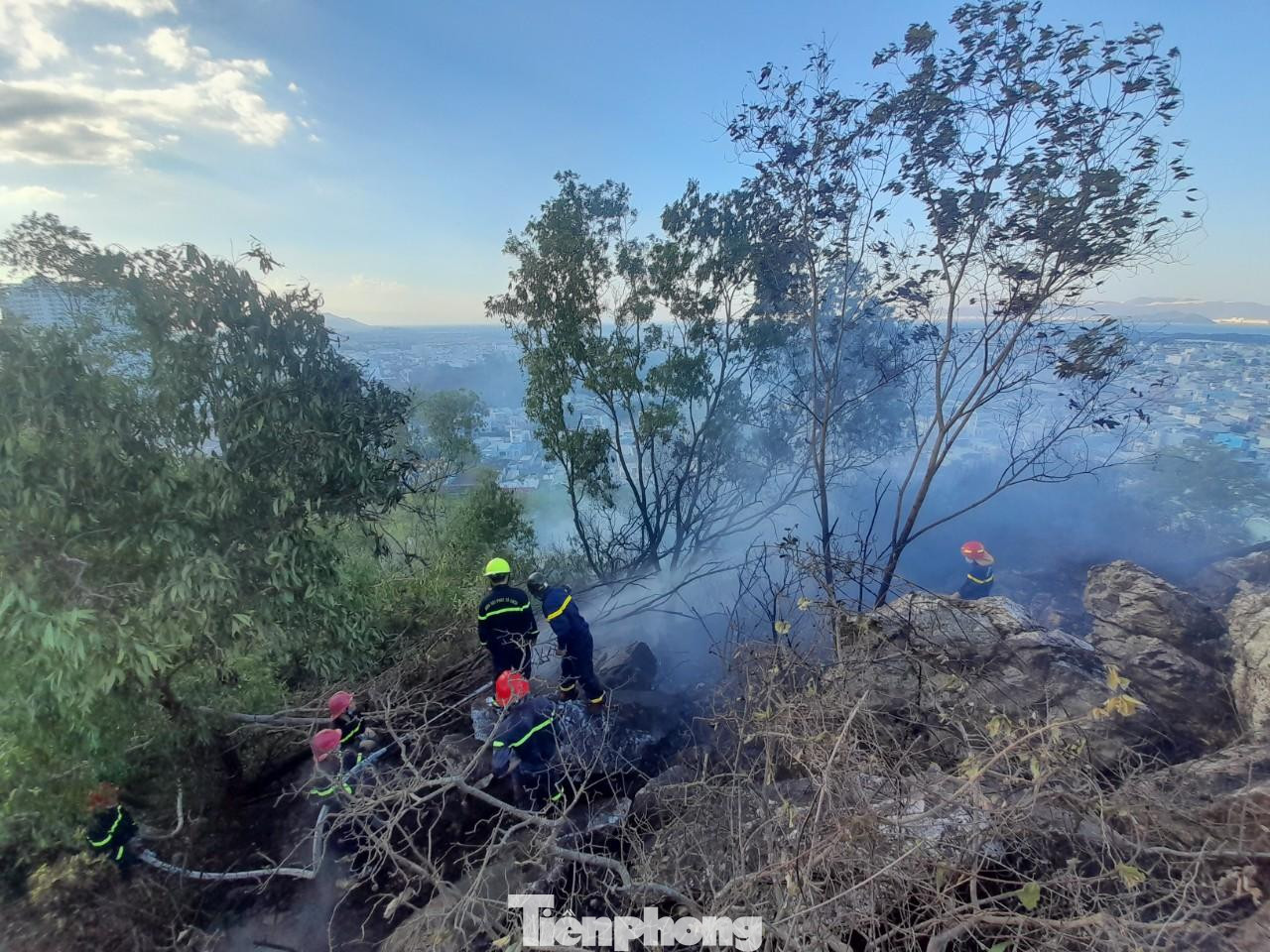 Núi Bà Hỏa phường Đống Đa (TP Quy Nhơn) phát hỏa, núi nằm sát khu vực dân cư. Ảnh: Trương Định Núi Bà Hỏa phường Đống Đa (TP Quy Nhơn) phát hỏa, núi nằm sát khu vực dân cư. Ảnh: Trương Định