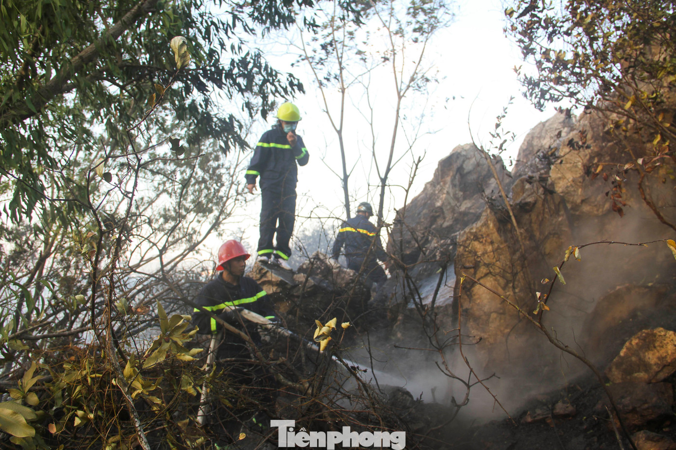 Đám cháy xảy ra trên địa hình đồi núi, dốc đá, thời điểm cháy có gió to nên công tác chữa cháy gặp nhiều khó khăn. Ảnh: Trương Định Đám cháy xảy ra trên địa hình đồi núi, dốc đá, thời điểm cháy có gió to nên công tác chữa cháy gặp nhiều khó khăn. Ảnh: Trương Định