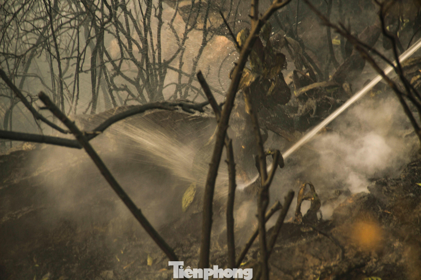 Theo ghi nhận, đến khoảng 16h45 cùng ngày (1/7), đám cháy cơ bản được khống chế, dập tắt. Ảnh: Trương Định Theo ghi nhận, đến khoảng 16h45 cùng ngày (1/7), đám cháy cơ bản được khống chế, dập tắt. Ảnh: Trương Định