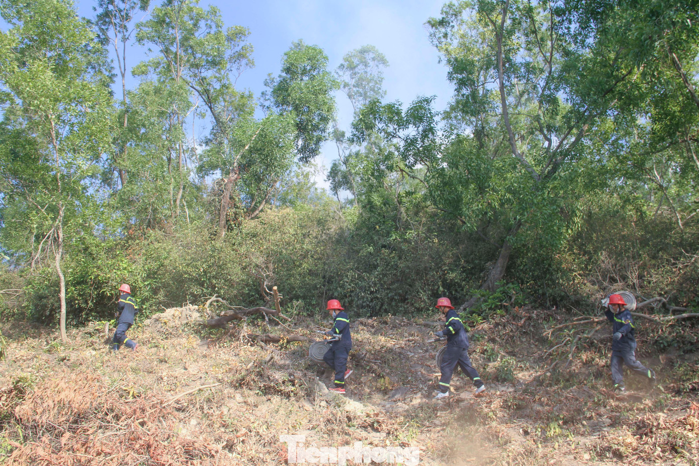 Lực lượng cảnh sát PCCC và CNCH triển khai công tác chữa cháy. Ảnh: Trương Định Lực lượng cảnh sát PCCC và CNCH triển khai công tác chữa cháy. Ảnh: Trương Định