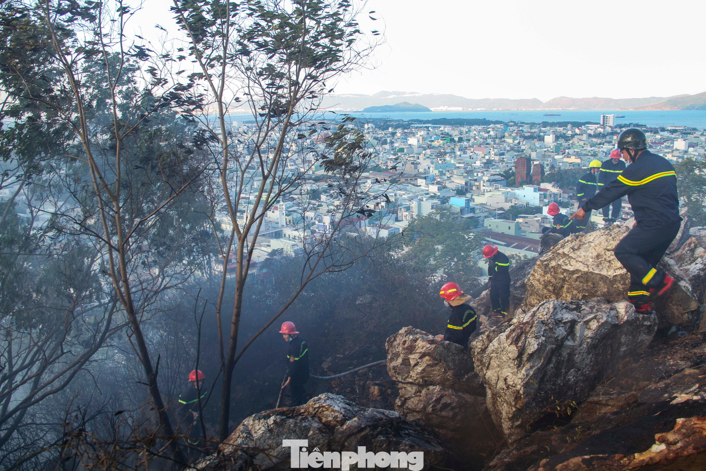 Núi Bà Hỏa nằm rất sát khu dân cư, vụ cháy xảy ra cũng khiến các hộ dân khu vực một phen hoảng loạn. Nguyên nhân đám cháy đang được điều tra làm rõ. Ảnh: Trương Định Núi Bà Hỏa nằm rất sát khu dân cư, vụ cháy xảy ra cũng khiến các hộ dân khu vực một phen hoảng loạn. Nguyên nhân đám cháy đang được điều tra làm rõ. Ảnh: Trương Định