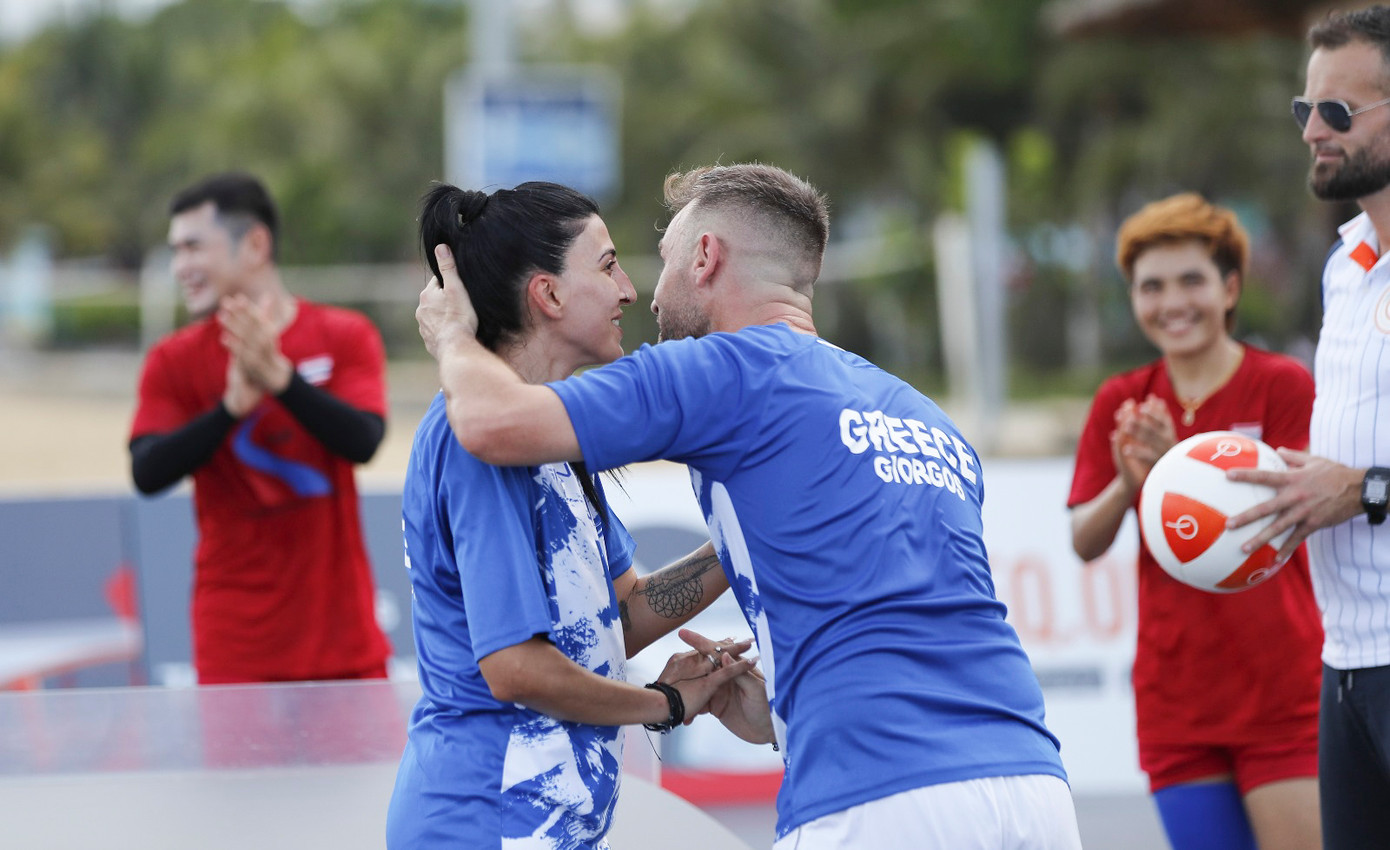 Paraskevi Stafilidou đã đồng ý và cặp đôi trao cho nhau nụ hôn ngọt ngào. Ảnh: BTC Paraskevi Stafilidou đã đồng ý và cặp đôi trao cho nhau nụ hôn ngọt ngào. Ảnh: BTC