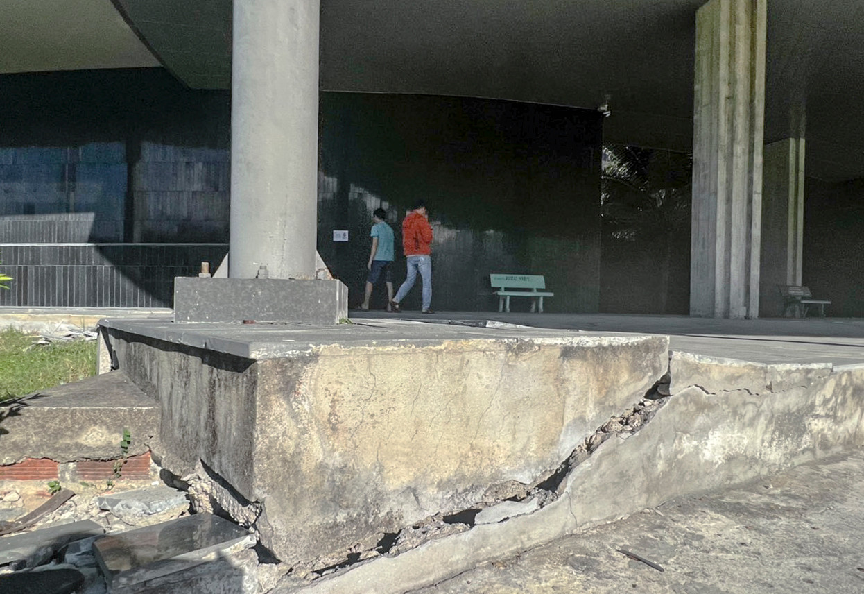 Ngoài ra, khu vực xung quanh một số chân trụ tòa nhà chính cũng xuất hiện các vết nứt lớn, gây mất thẩm mỹ.