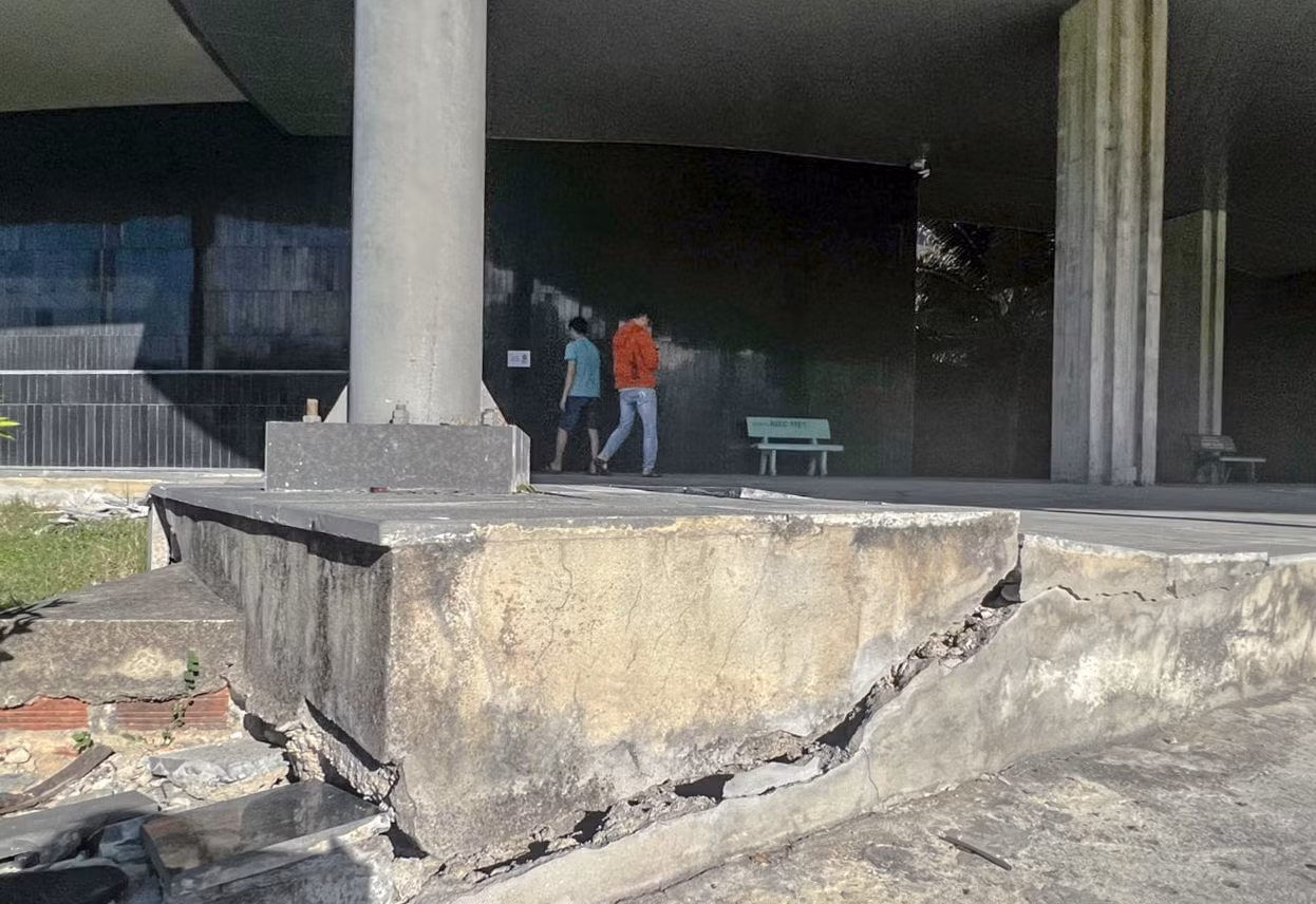 Ngoài ra, khu vực xung quanh một số chân trụ tòa nhà chính cũng xuất hiện các vết nứt lớn, gây mất thẩm mỹ. Ngoài ra, khu vực xung quanh một số chân trụ tòa nhà chính cũng xuất hiện các vết nứt lớn, gây mất thẩm mỹ.