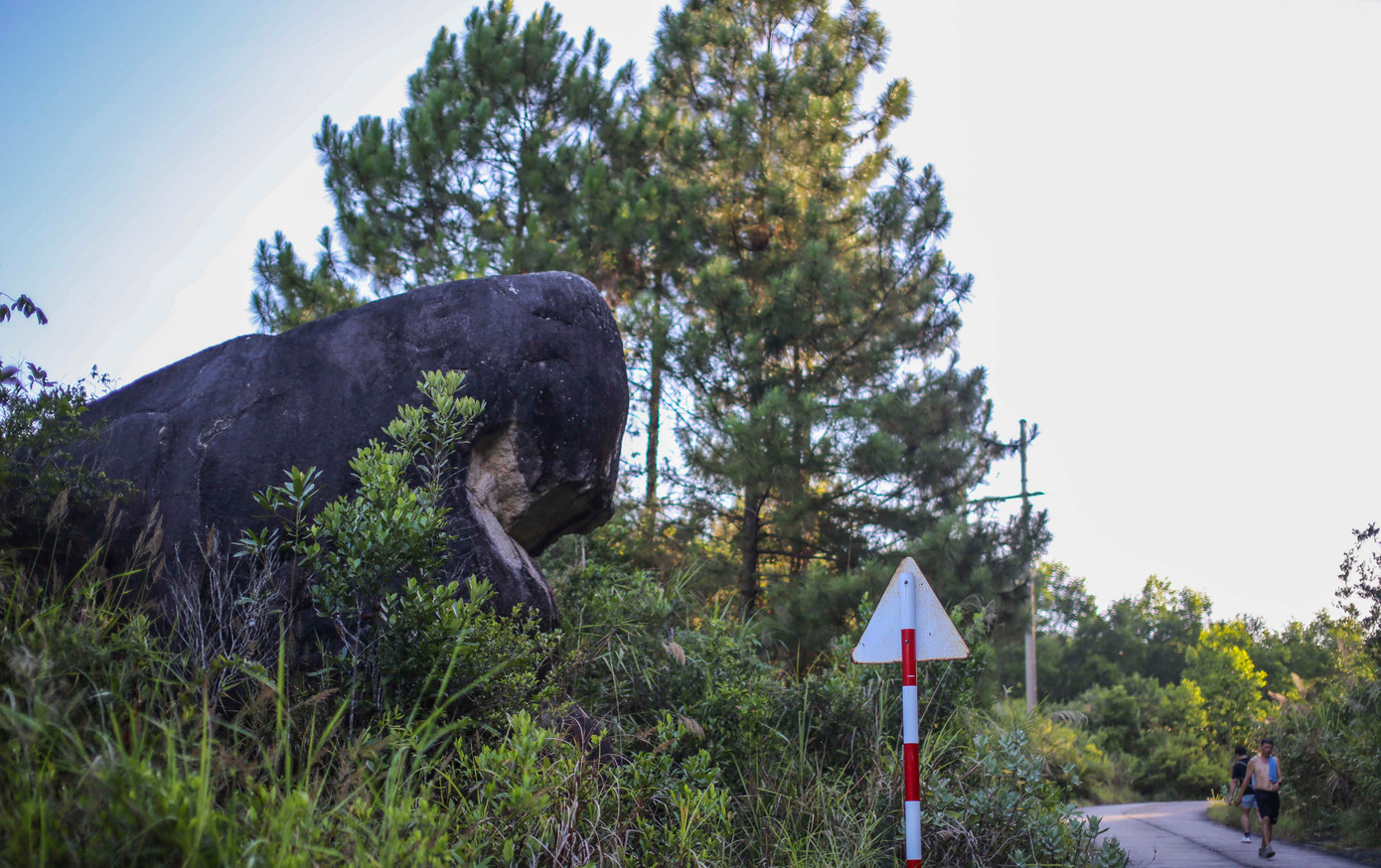 Người leo núi Vũng Chua tập thể dục và ngắm cảnh.
