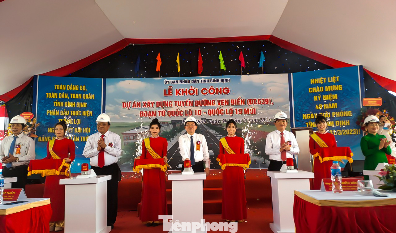 Lễ khởi công dự án xây dựng tuyến đường ven biển (ĐT.639) đoạn từ QL1D đến QL19 mới. Ảnh: Trương Định Lễ khởi công dự án xây dựng tuyến đường ven biển (ĐT.639) đoạn từ QL1D đến QL19 mới. Ảnh: Trương Định